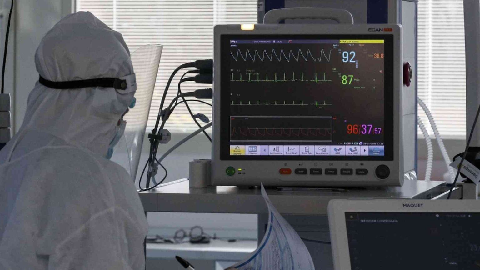 22.409 nuovi contagi, 332 morti. Terapie intensive oltre la soglia critica