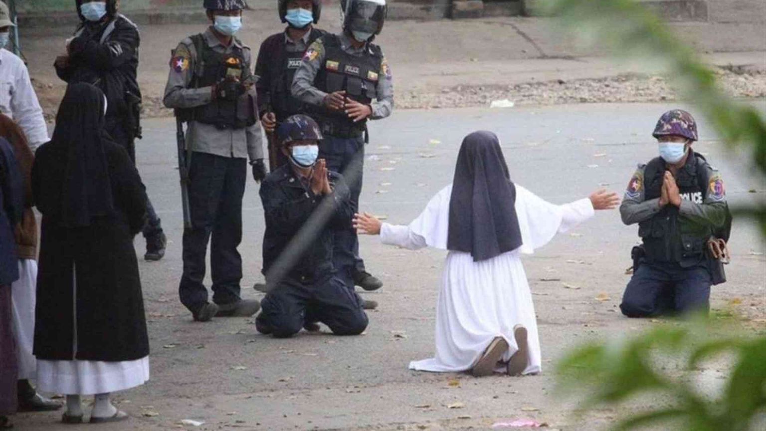 Il Papa: mi inginocchio sulle strade del Myanmar e dico cessi la violenza