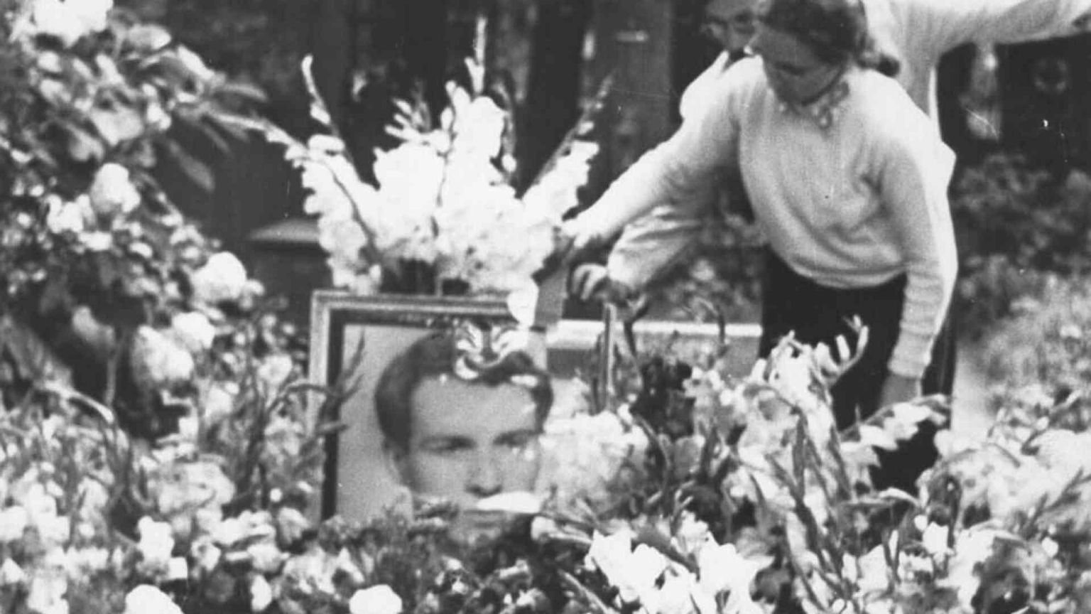 I giovani in fiamme contro il comunismo