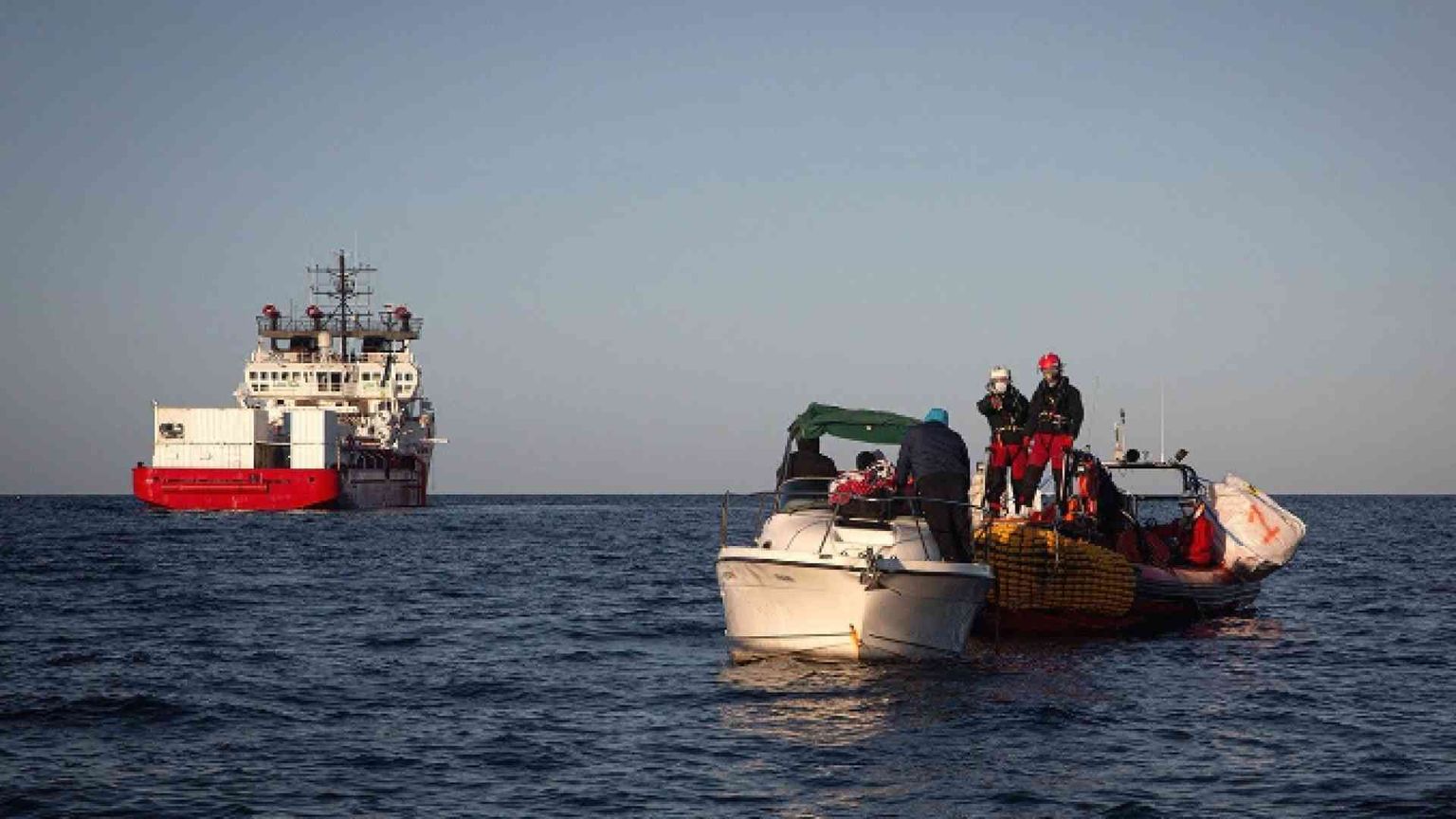 Libia, decine di dispersi. E la motovedetta libica chiede aiuto alle Ong