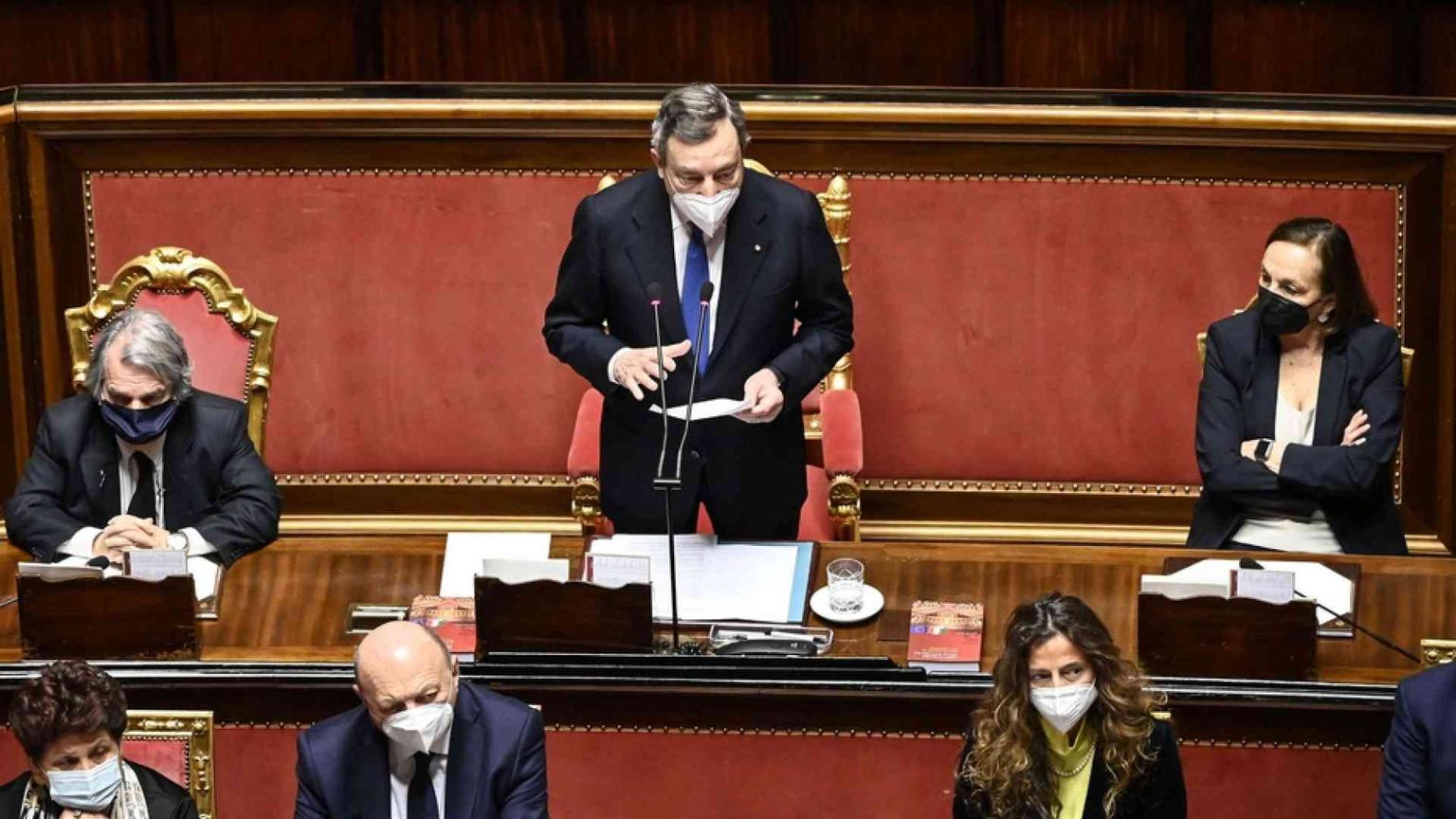 Draghi in Parlamento: correre sui vaccini, prime riaperture dopo Pasqua