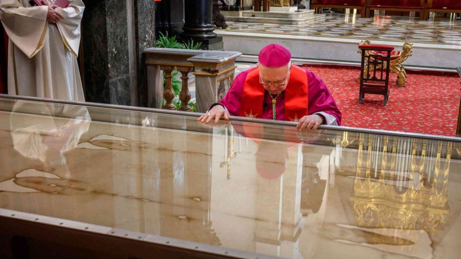Nosiglia prega davanti alla Sindone: "È via di amore e solidarietà"