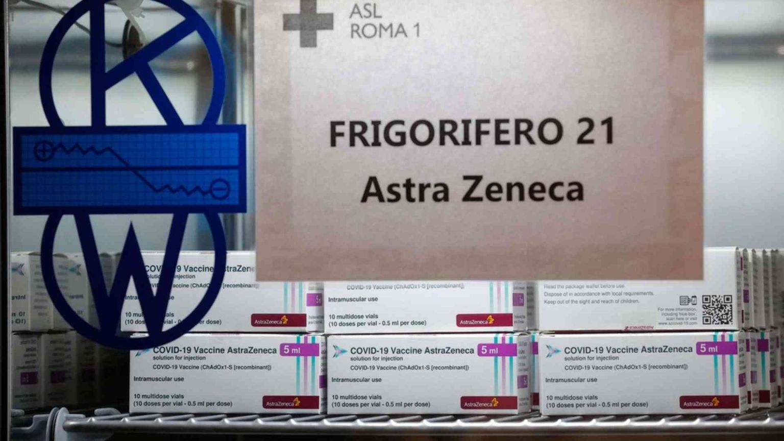 Il ministero: AstraZeneca sopra i 60 anni, ma avanti con le seconde dosi