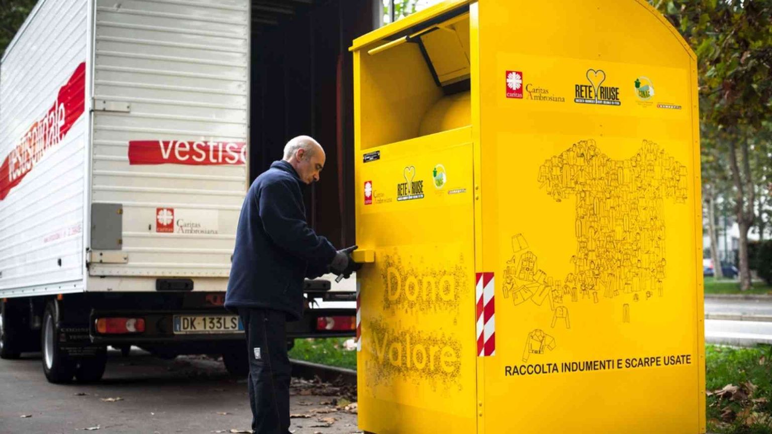Viaggio nel centro di smistamento abiti usati della Caritas Ambrosiana