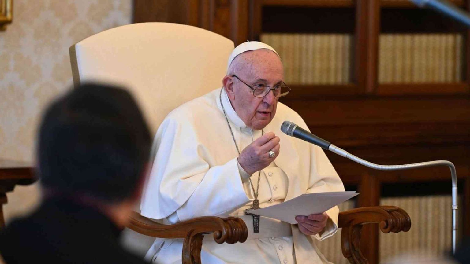 Papa: avere l'umiltà degli anziani che ripetono preghiere apprese da piccoli