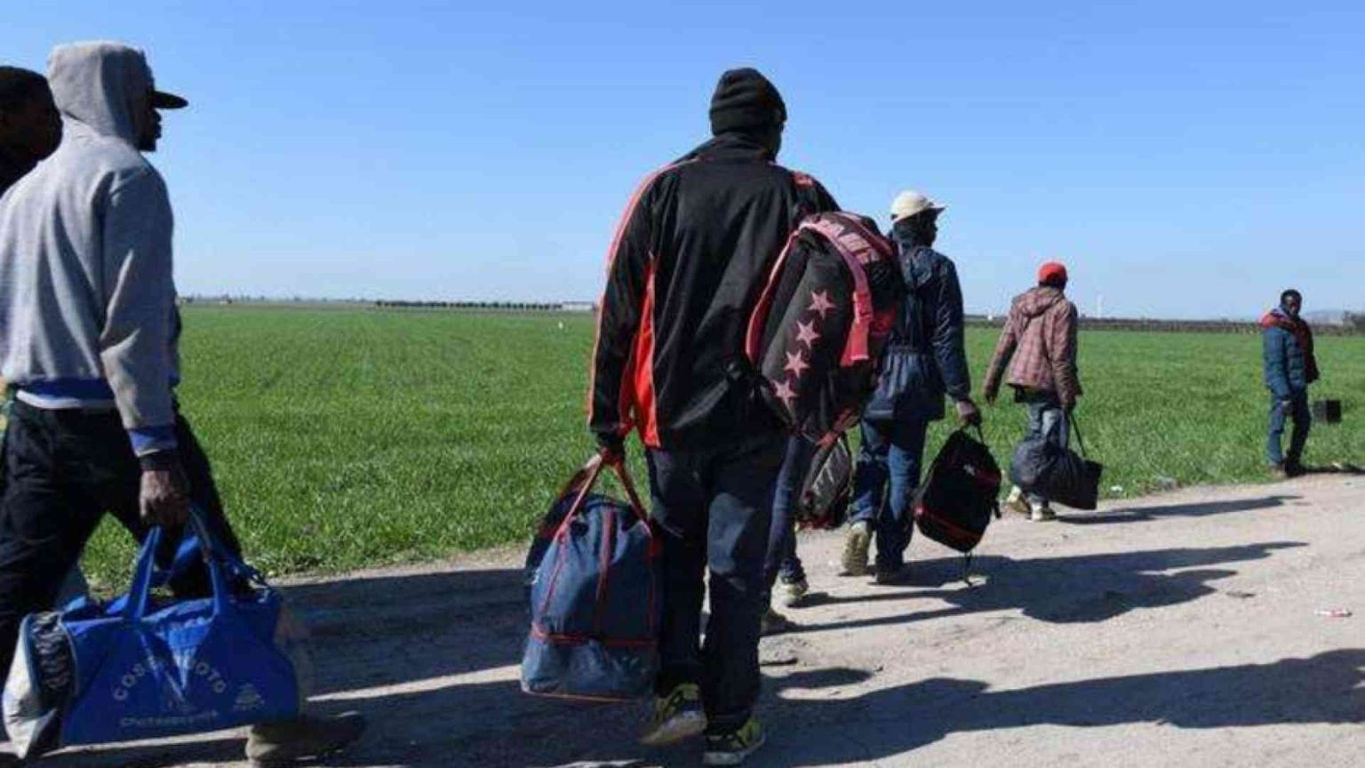 Sparano da un fuoristrada. Colpito un giovane maliano