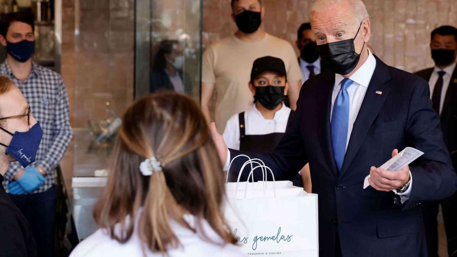 Biden: «Sì alla sospensione dei brevetti». Ue: pronti a discutere la deroga