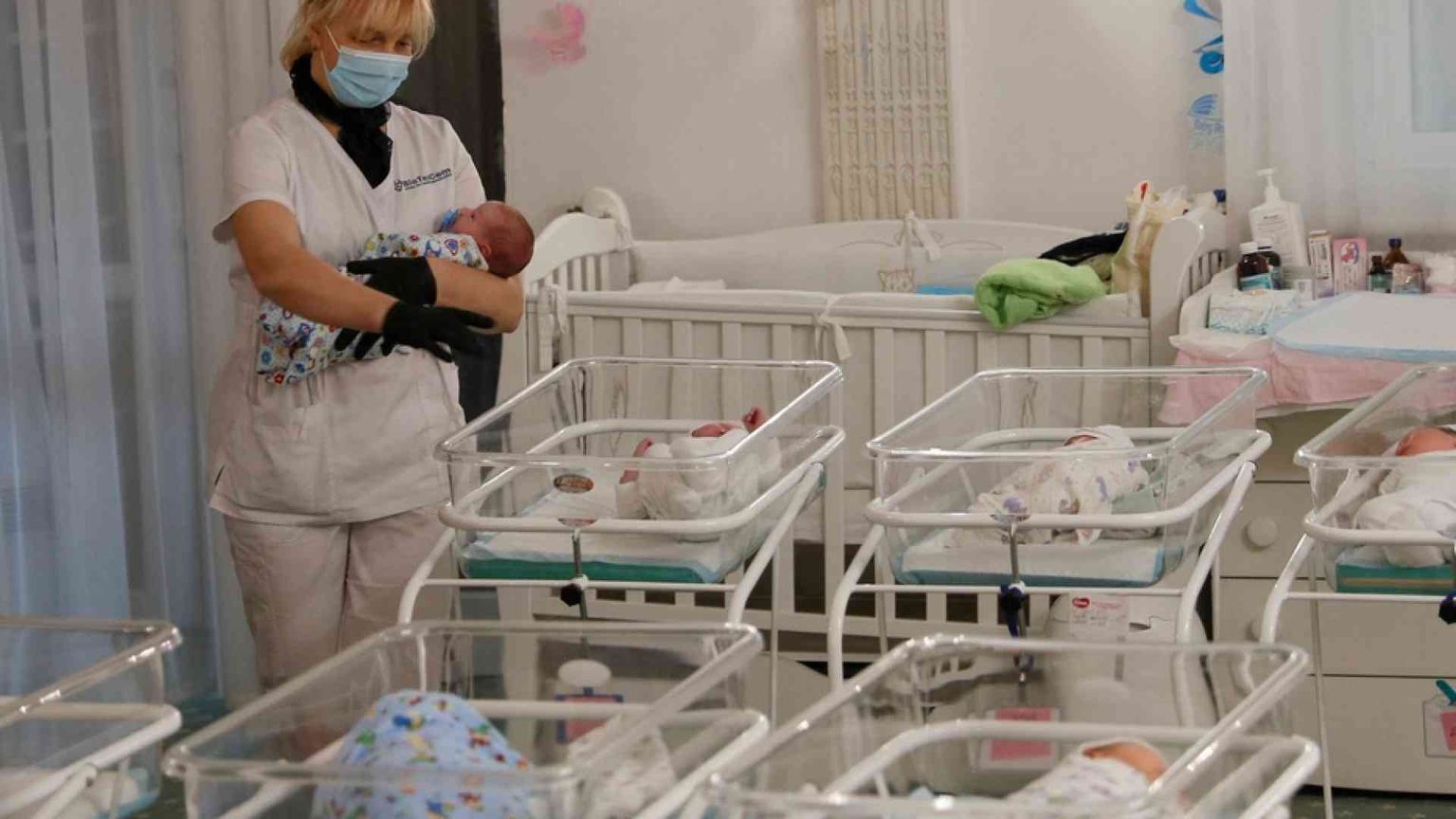 Bebè «surrogati», persone o cose?