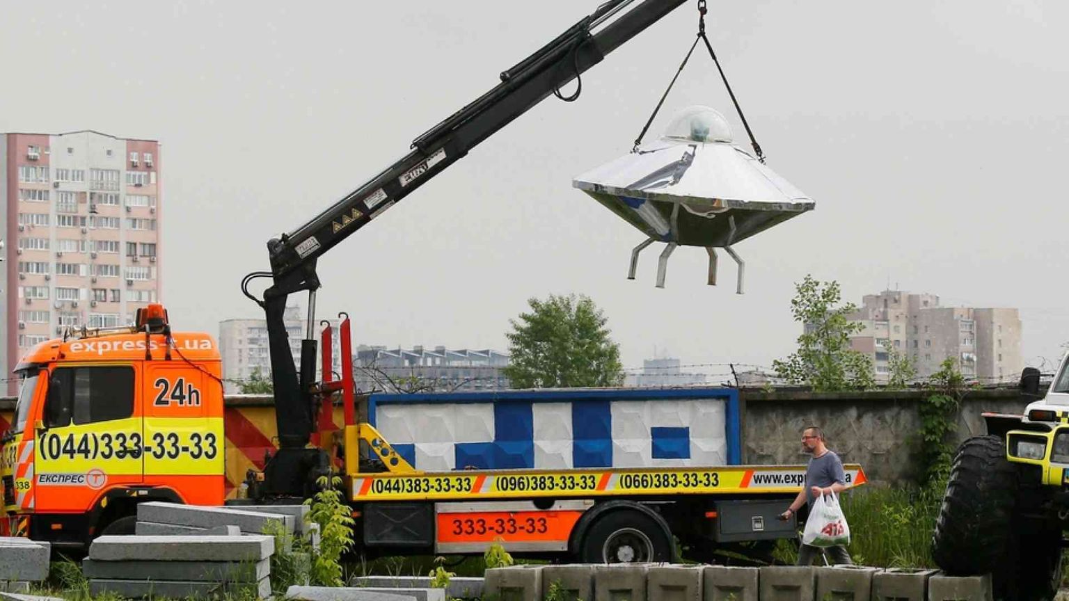 Sono ritornati i dischi volanti. Ma forse gli alieni siamo noi