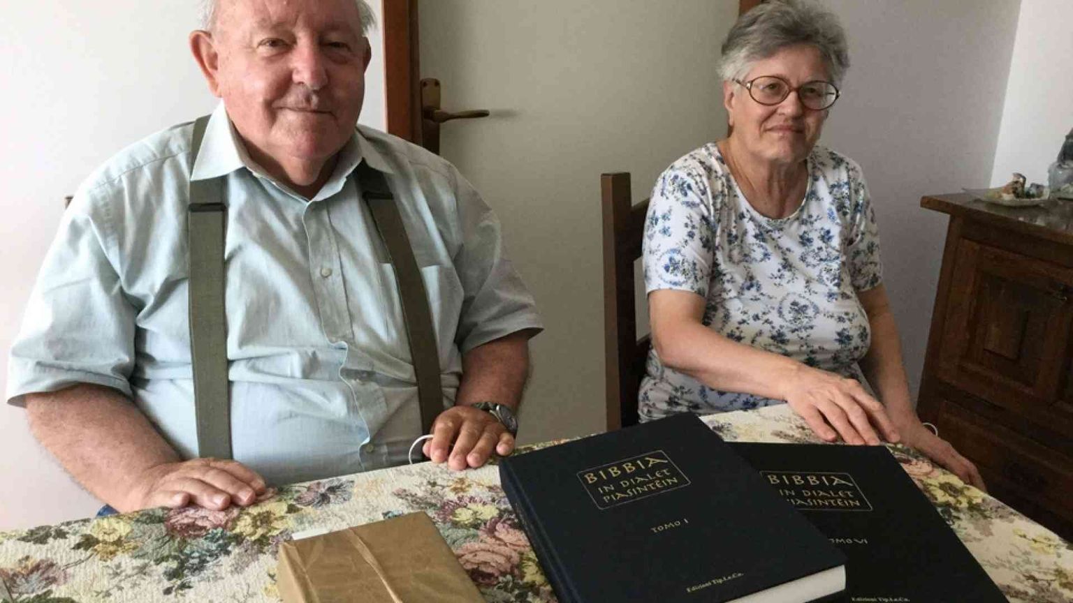 Il pensionato che ha tradotto la Bibbia in "piasintein"