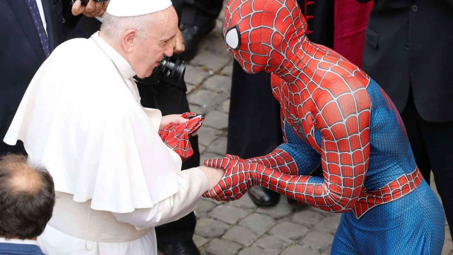 Papa Francesco incontra Spiderman (è il Supereroe in corsia)