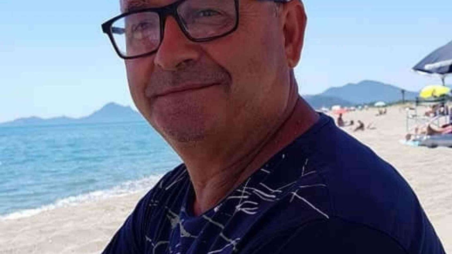 Ha salvato sua figlia e altre due ragazzine. Muore sulla spiaggia