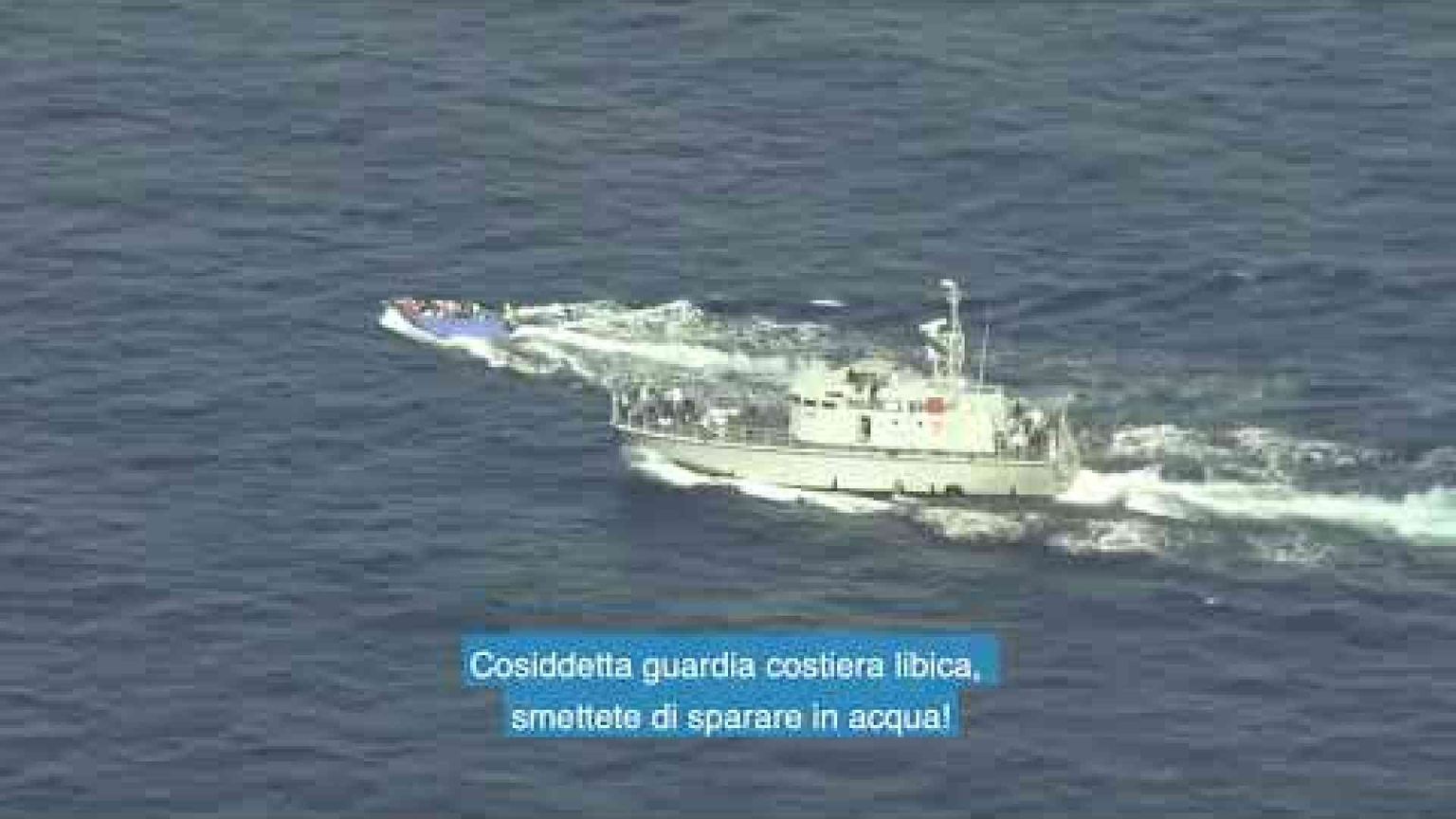 Così i guardacoste libici hanno tentato di speronare e sparare su un barcone