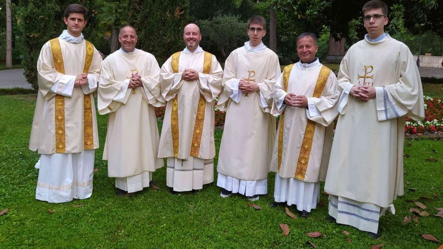 Due gemelli sacerdoti insieme