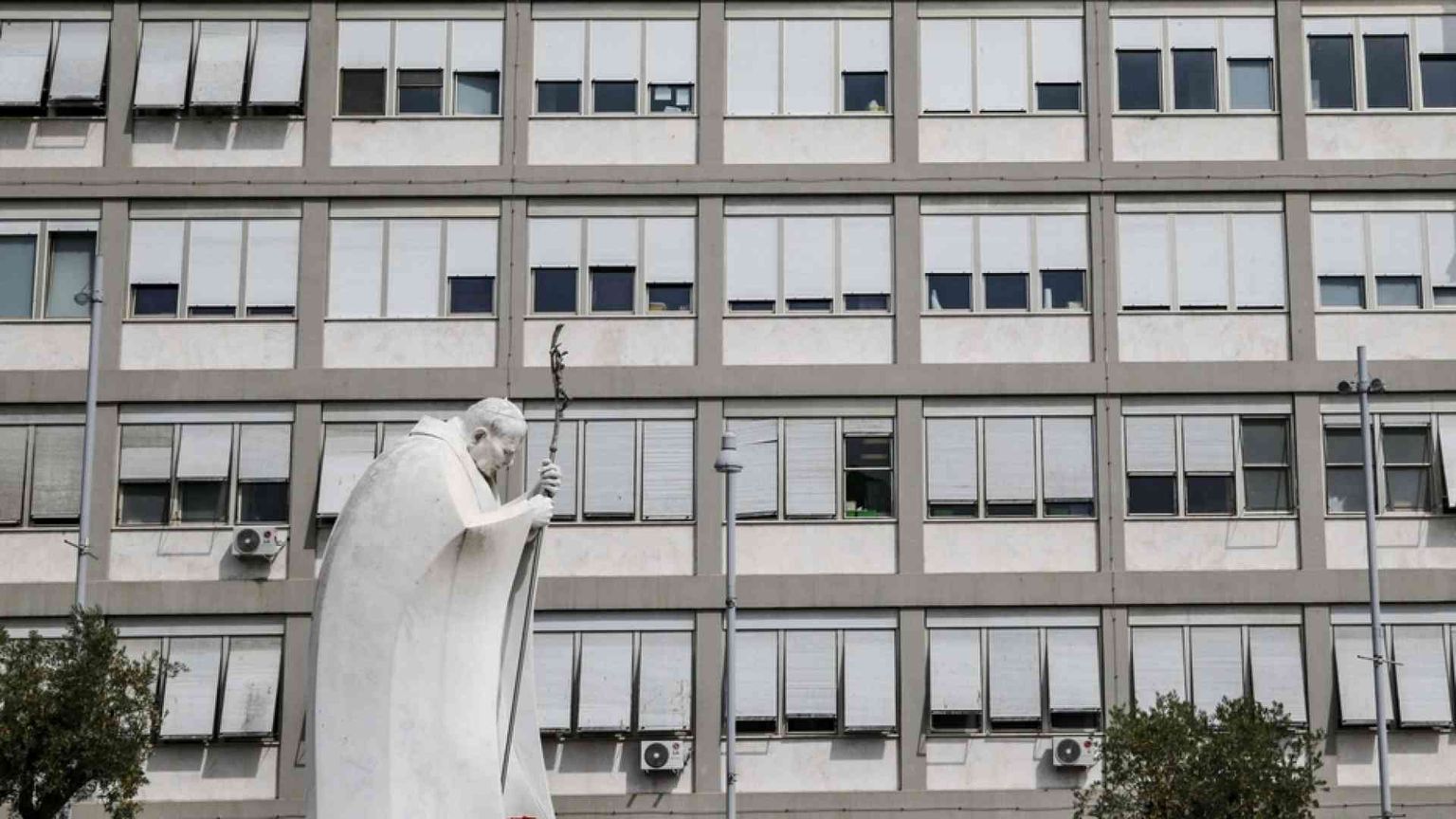 Riuscito al Gemelli l'intervento al colon. "Il Papa ha reagito bene"