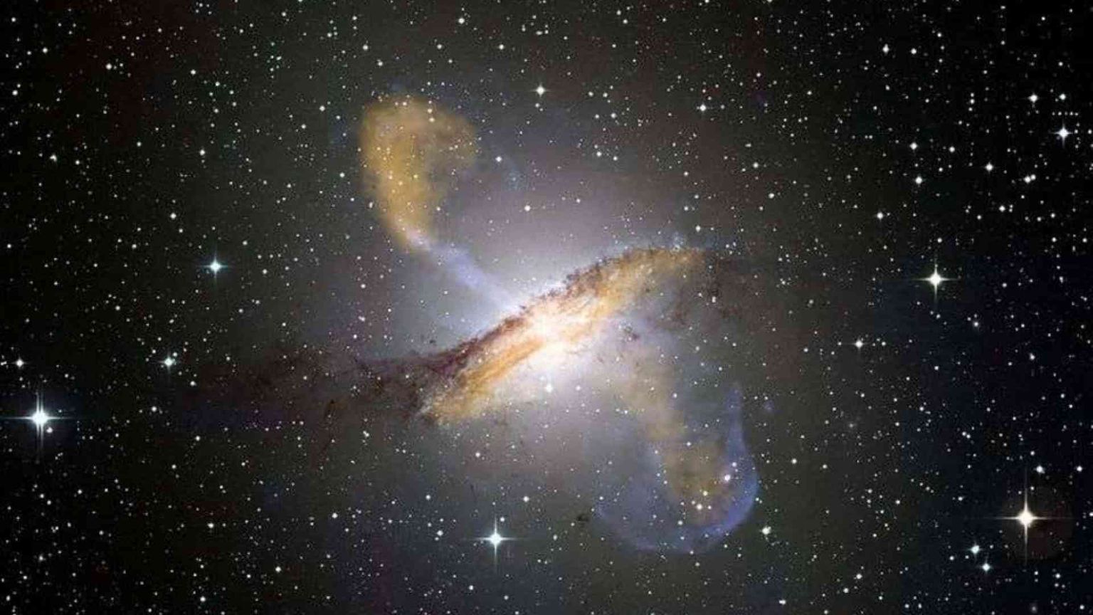 Fotografato il cuore della galassia Centaurus A: è un buco nero
