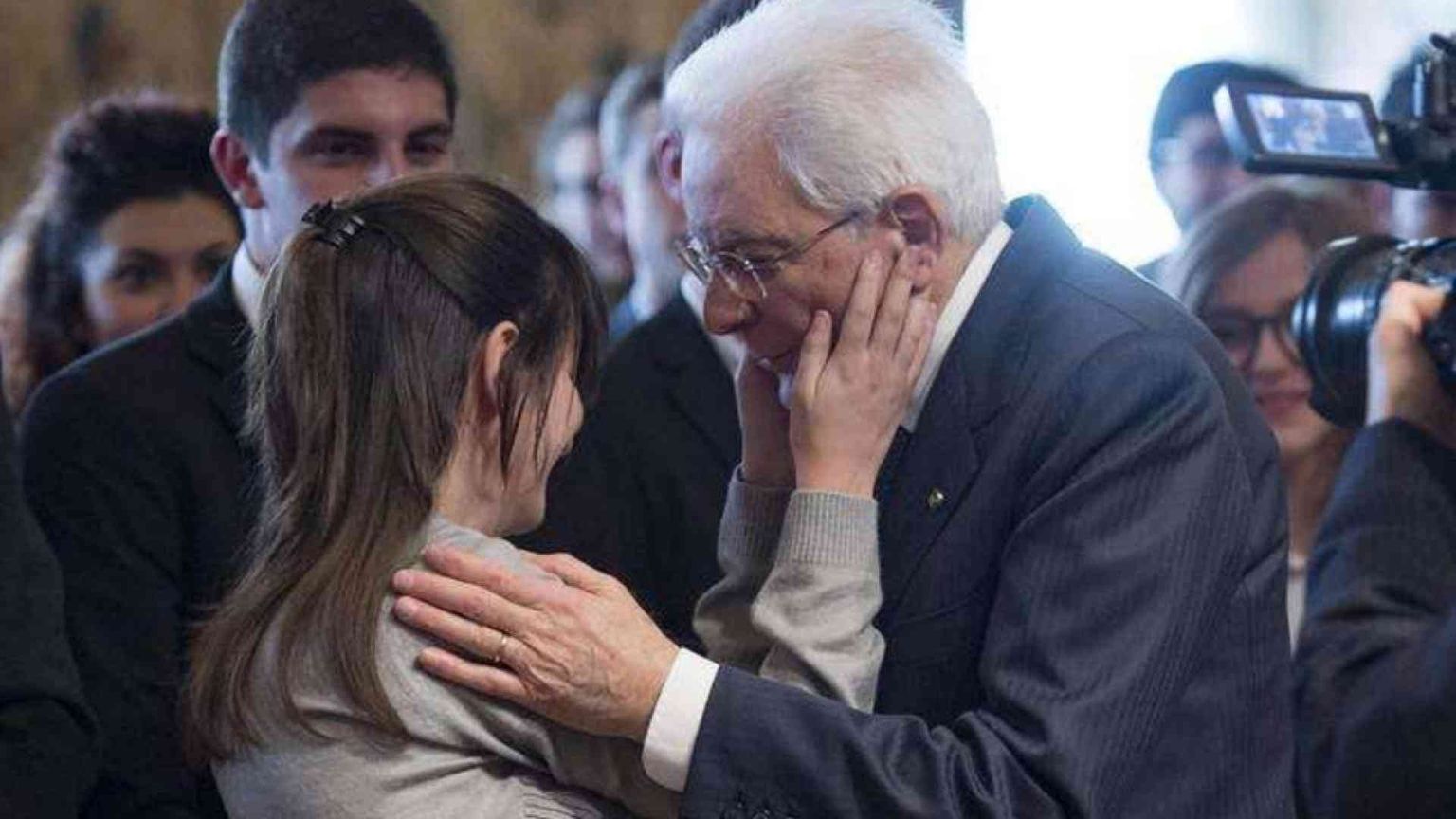 Le mani del presidente Mattarella. E i suoi 80 anni
