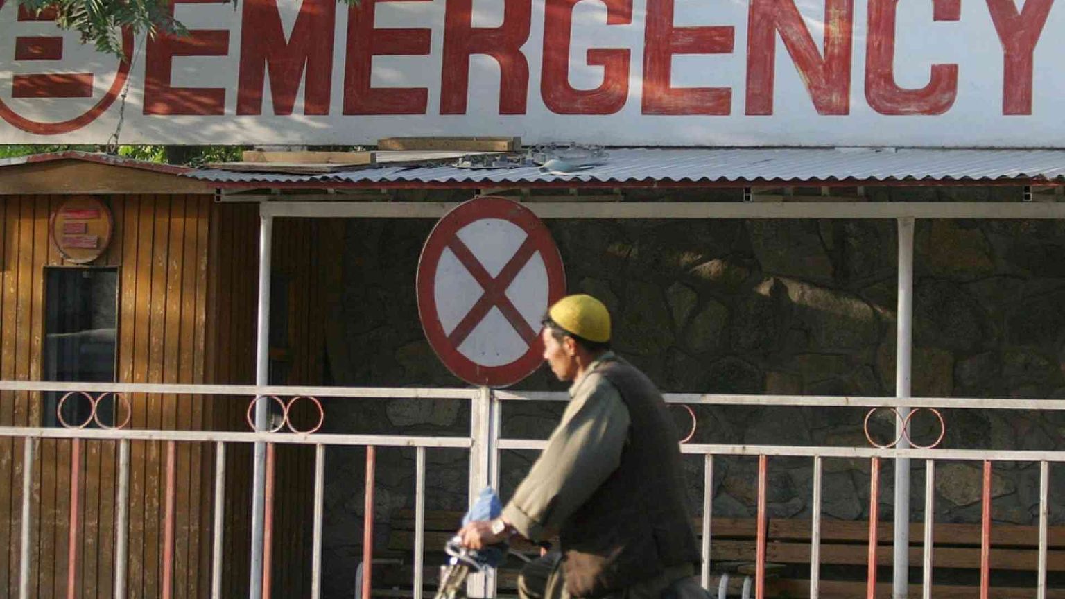 Nell'ospedale di Emergency nessuna defezione, staff femminile al lavoro