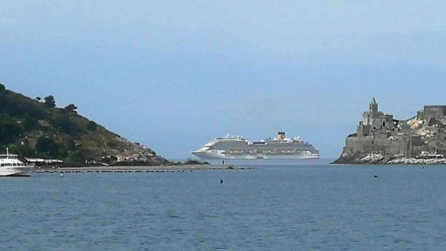 Quelle grandi navi "parcheggiate" nel Golfo dei Poeti