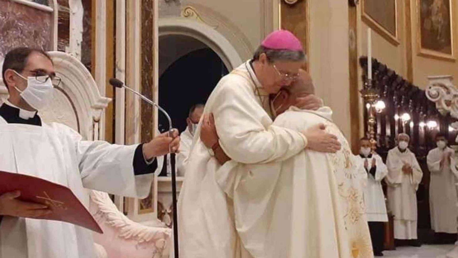 Vedovo e genitore, diventa sacerdote