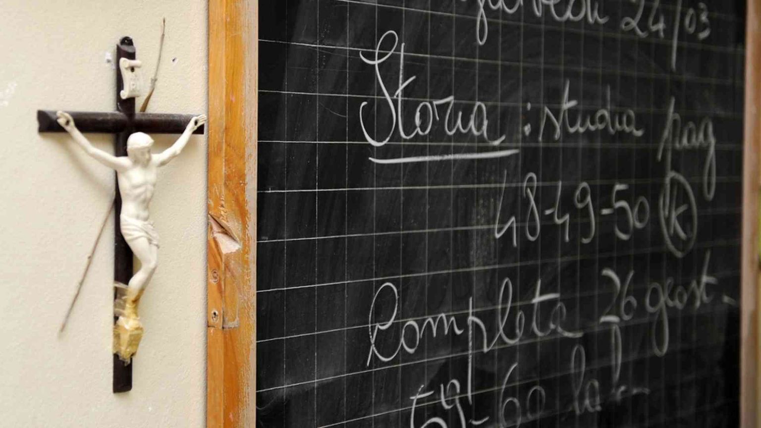 Crocifisso in aula non è discriminatorio. Russo: "Invito al dialogo"