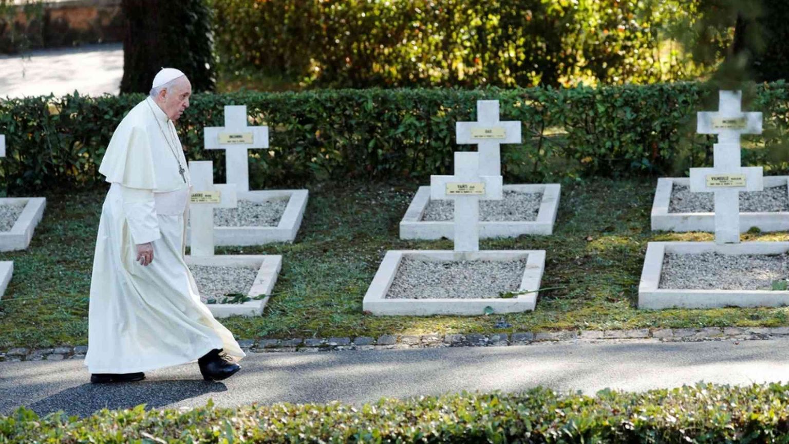Il Papa: queste tombe gridano pace. Fermatevi, fabbricatori di armi