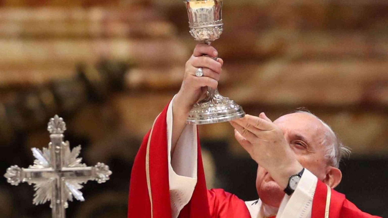 Il Papa: «Dio accompagna soprattutto nel dolore. E piange prima di noi»