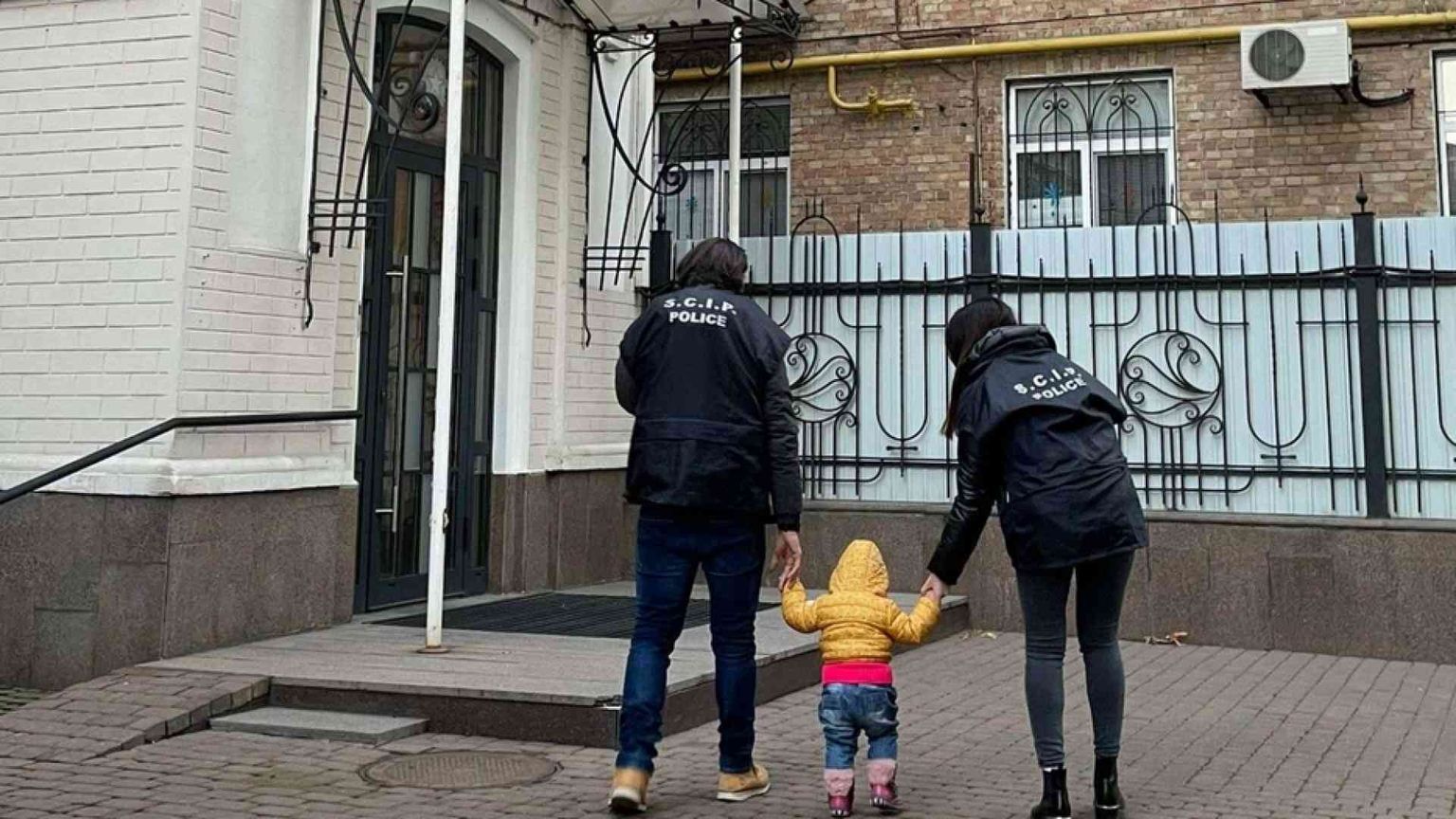 Coppia italiana abbandona la bimba nata da utero in affitto in Ucraina