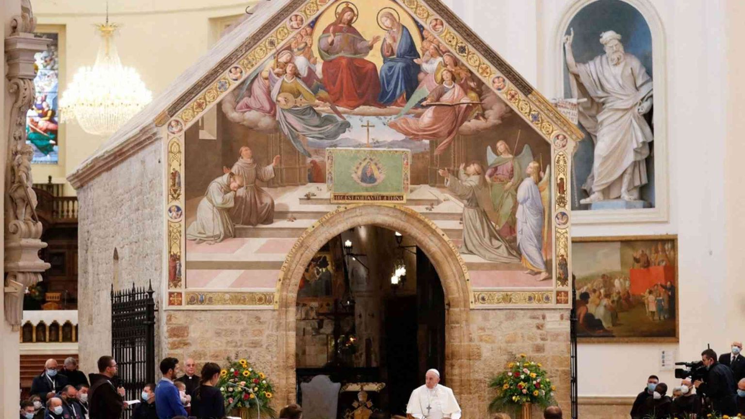 Il Papa: «Ai poveri sia restituita la parola»