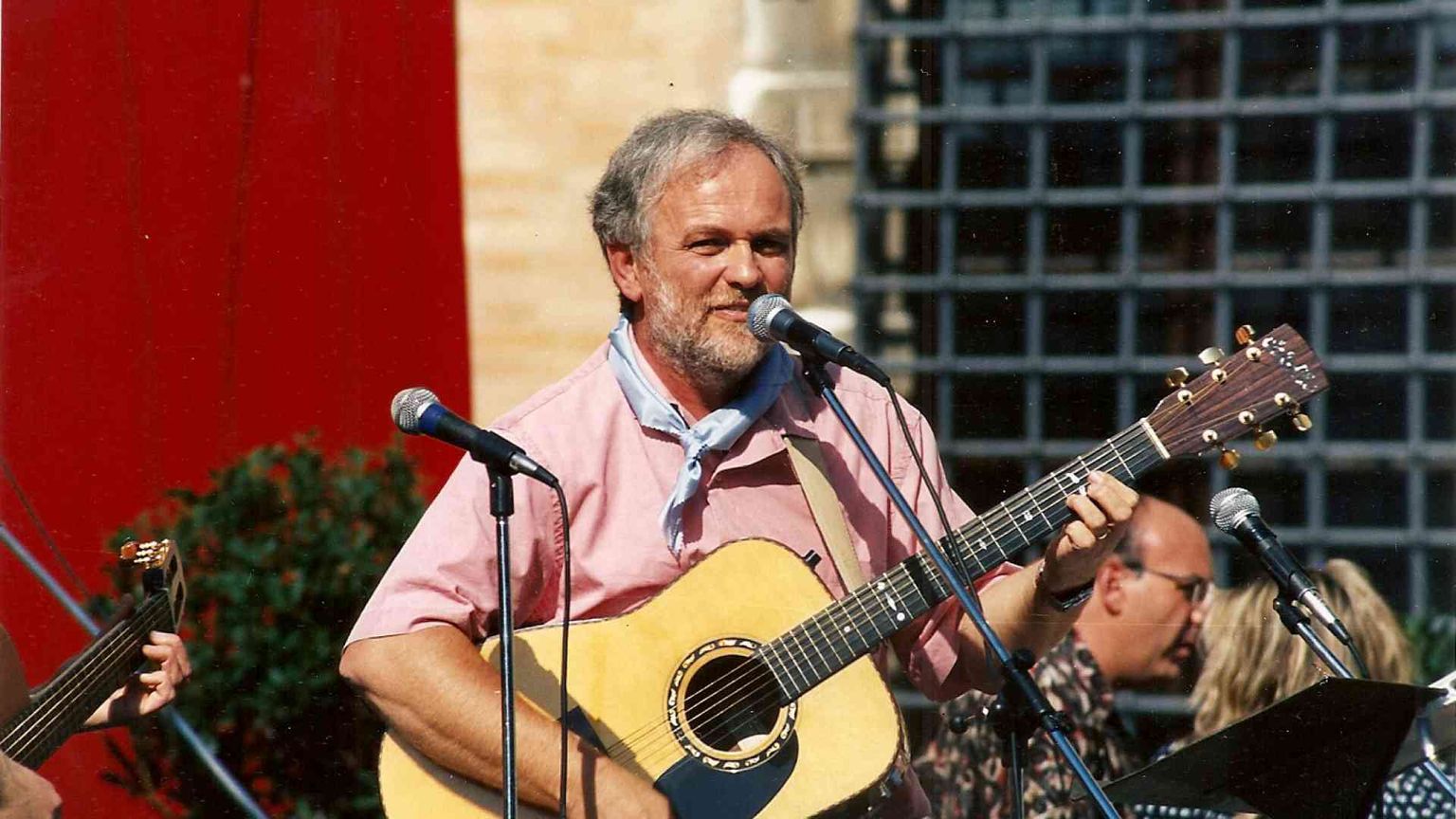 Tutti cantano Chieffo, da Luca Carboni a Gioele Dix