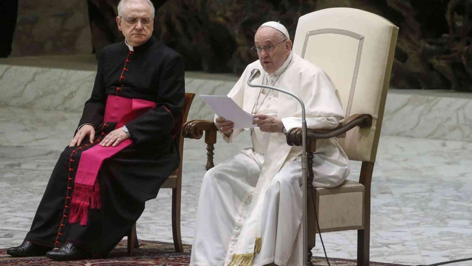 Il Papa: la Chiesa torni all'essenziale, Dio privilegia le periferie