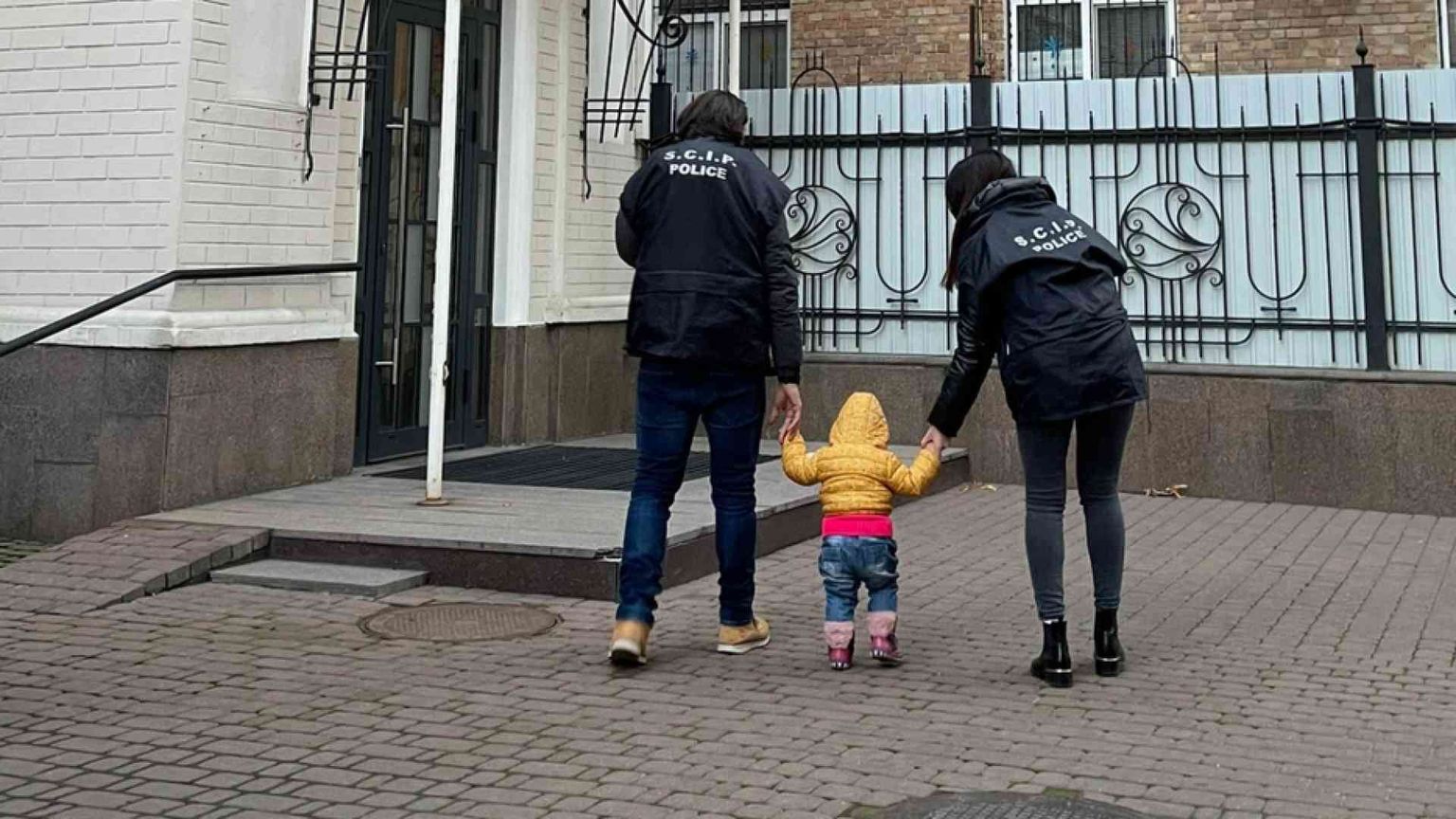 Bimba lasciata in Ucraina, la coppia committente la affida al Tribunale