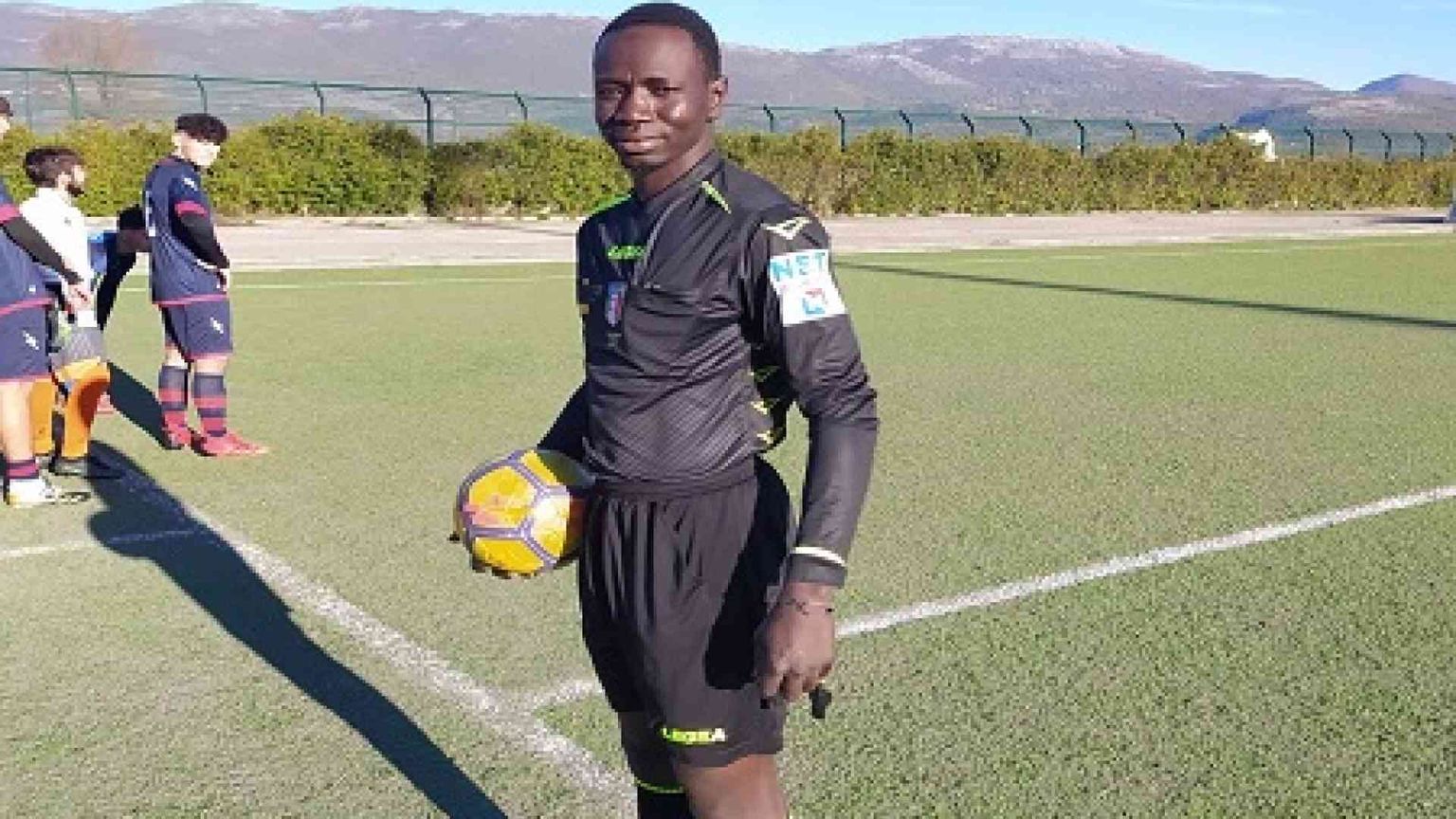 Mustapha, dal barcone al fischietto: è il primo migrante diventato arbitro