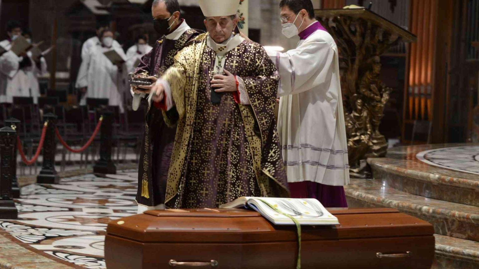 L'ultimo saluto a monsignor Luigi Negri, «tutto per la Chiesa»