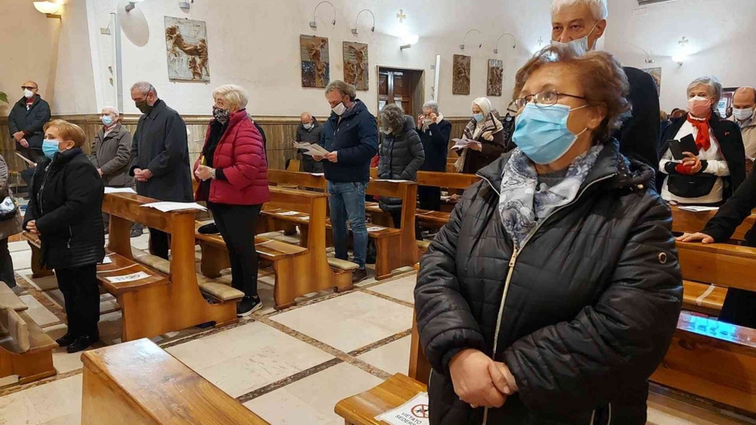 A Messa raccomandata la mascherina Ffp2. Sorveglianza sul catechismo