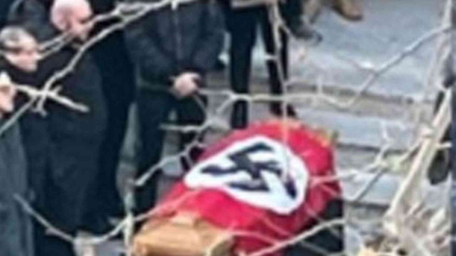 Bandiera nazista sulla bara. Il Vicariato: offensiva e inaccettabile