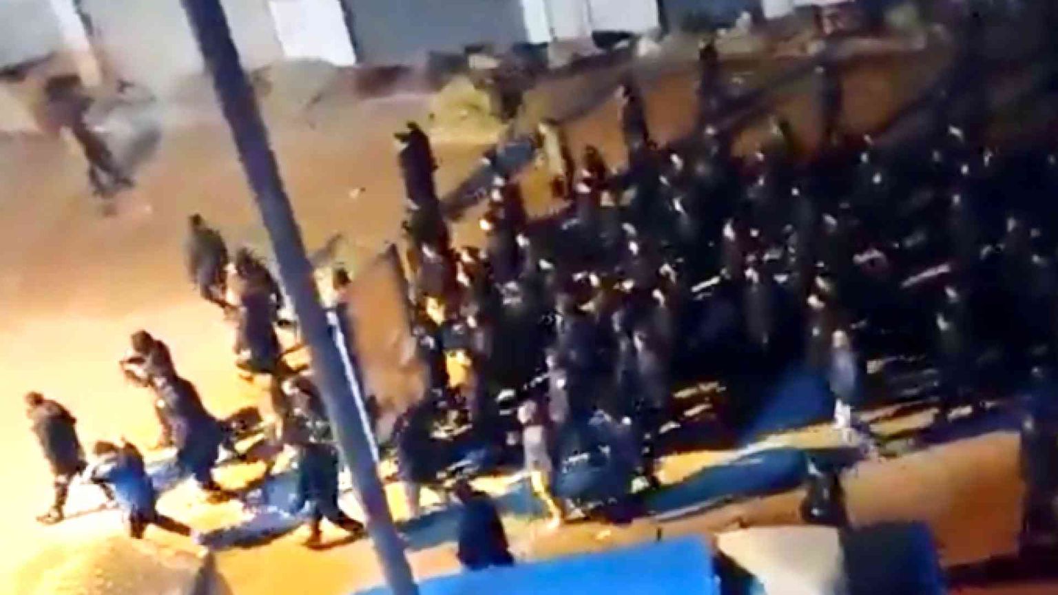 Msf denuncia: “Migranti pugnalati e bastonati. Bambini separati dai genitori”