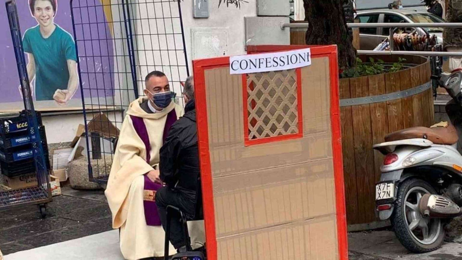 Don Michele, il parroco che confessa in strada: «Siamo un ospedale da campo»