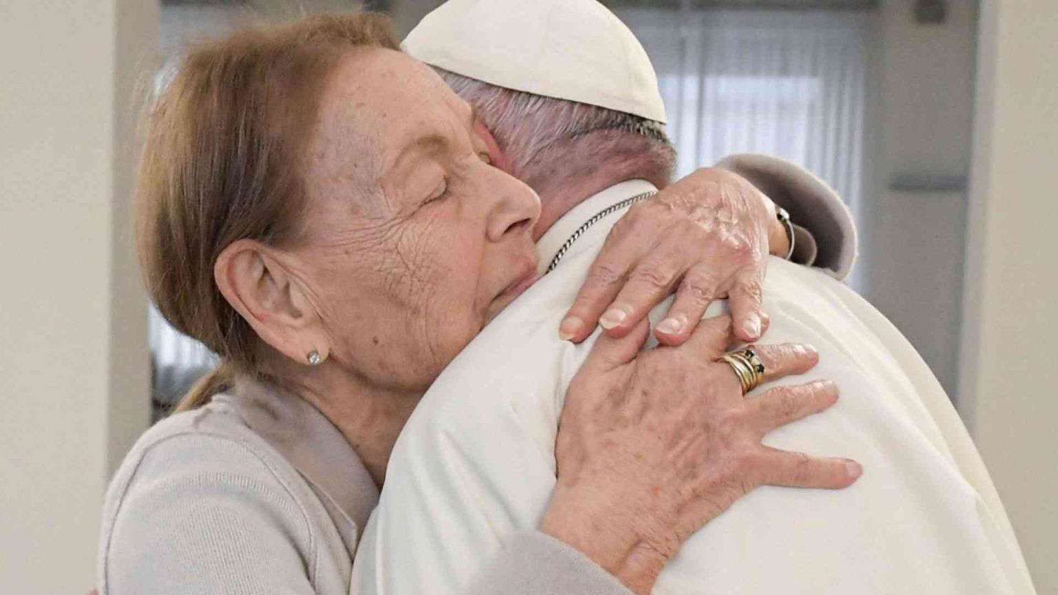 Il nuovo abbraccio tra il Papa e Edith Bruck: tramandare la memoria ai giovani