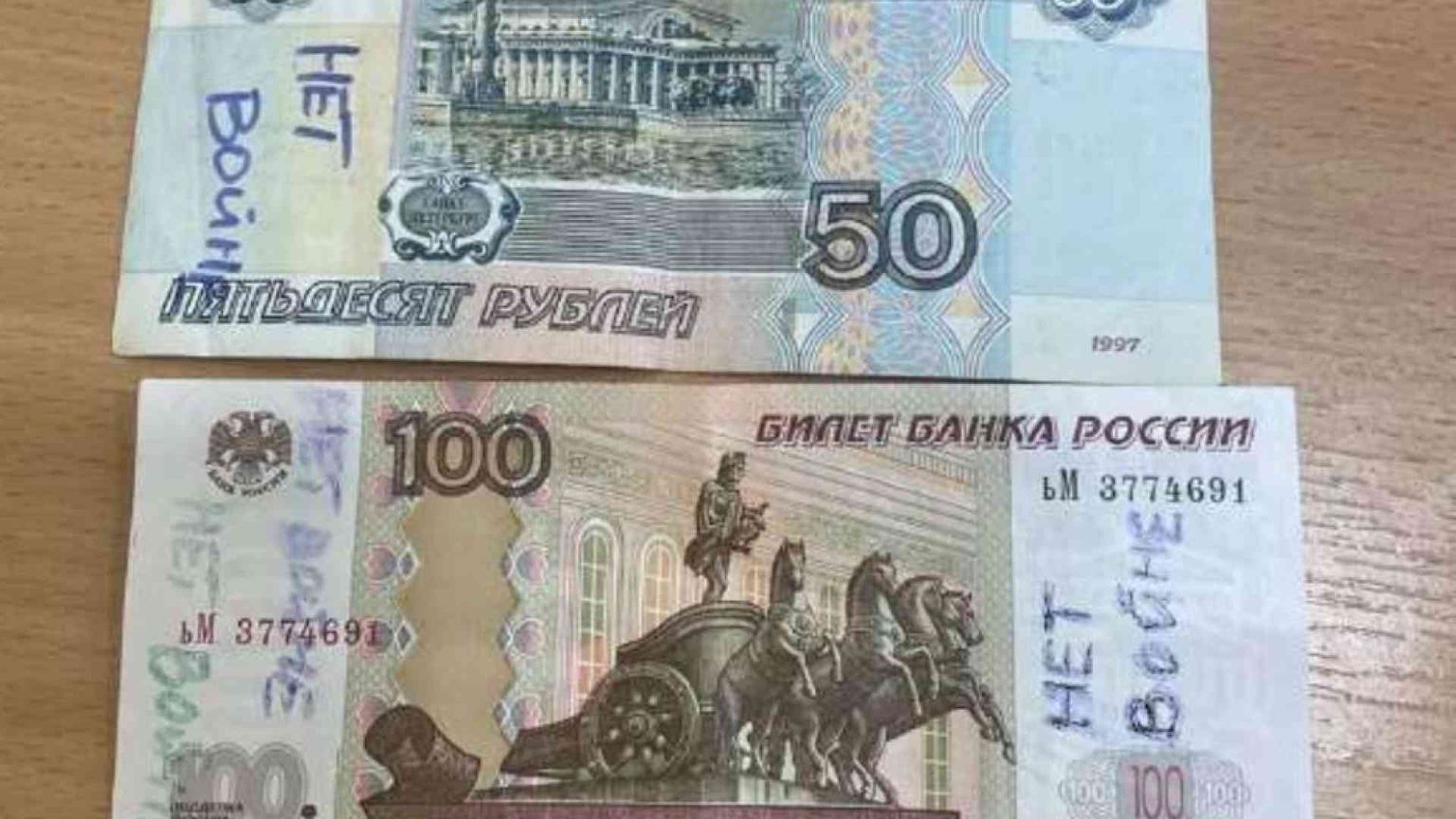 Sui rubli le scritte «No alla guerra»: come circola il dissenso in Russia