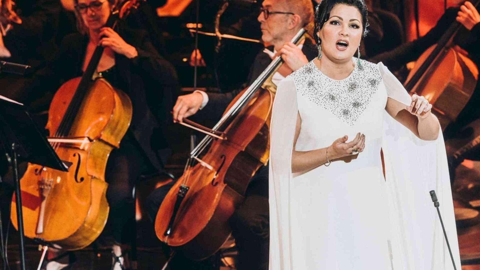 Il soprano Netrebko: «Condanno la guerra in Ucraina». Teatro russo la cancella