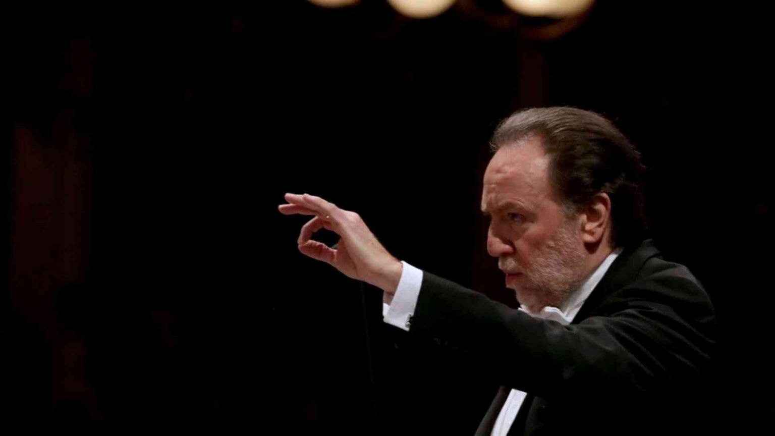 Con lo “Stabat Mater” la speranza risuona alla Scala