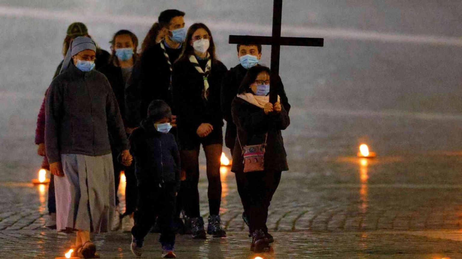 Il Papa affida le meditazioni della Via Crucis alle famiglie