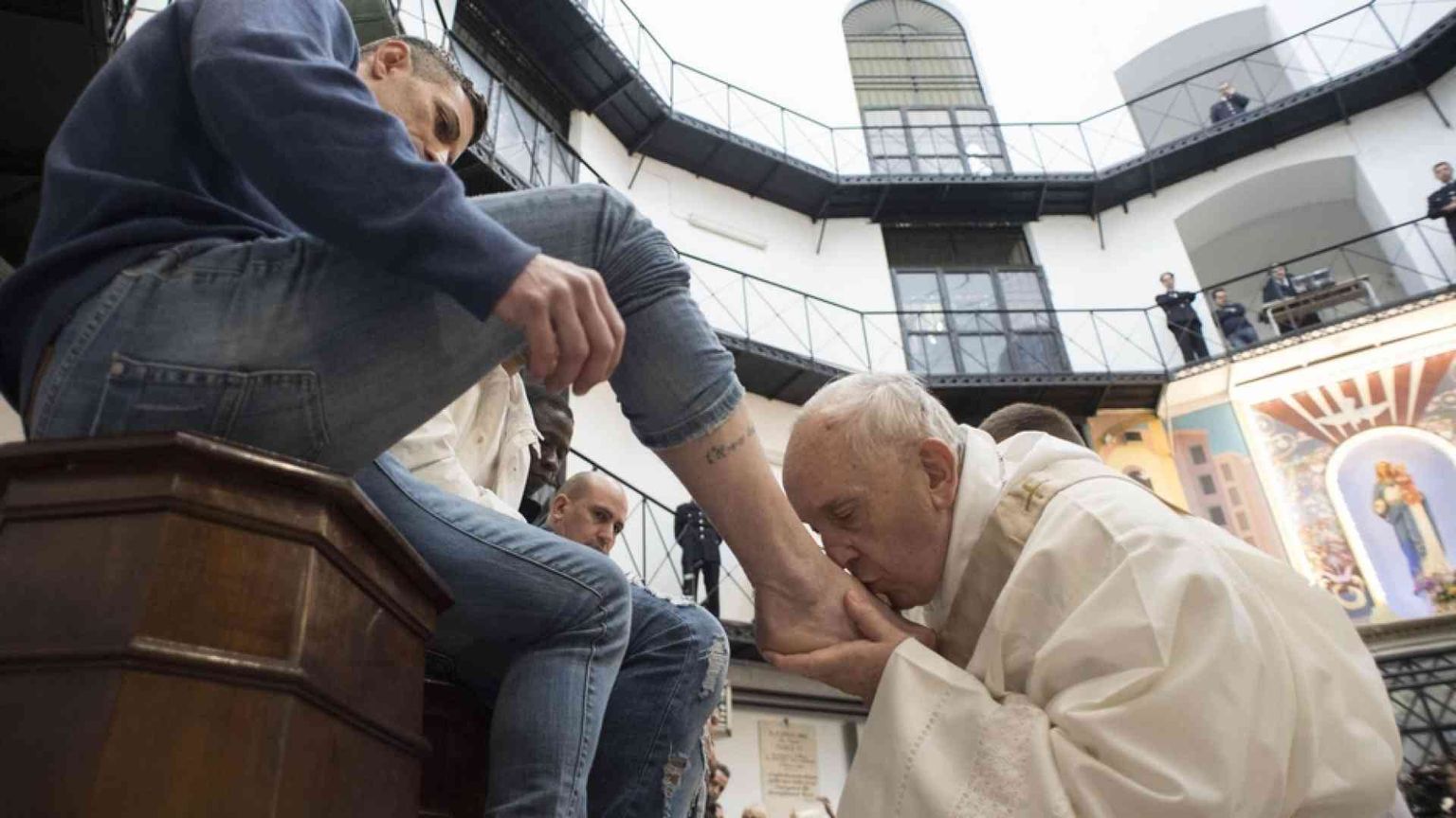 Papa Francesco nel carcere di Civitavecchia per la Messa in Coena Domini