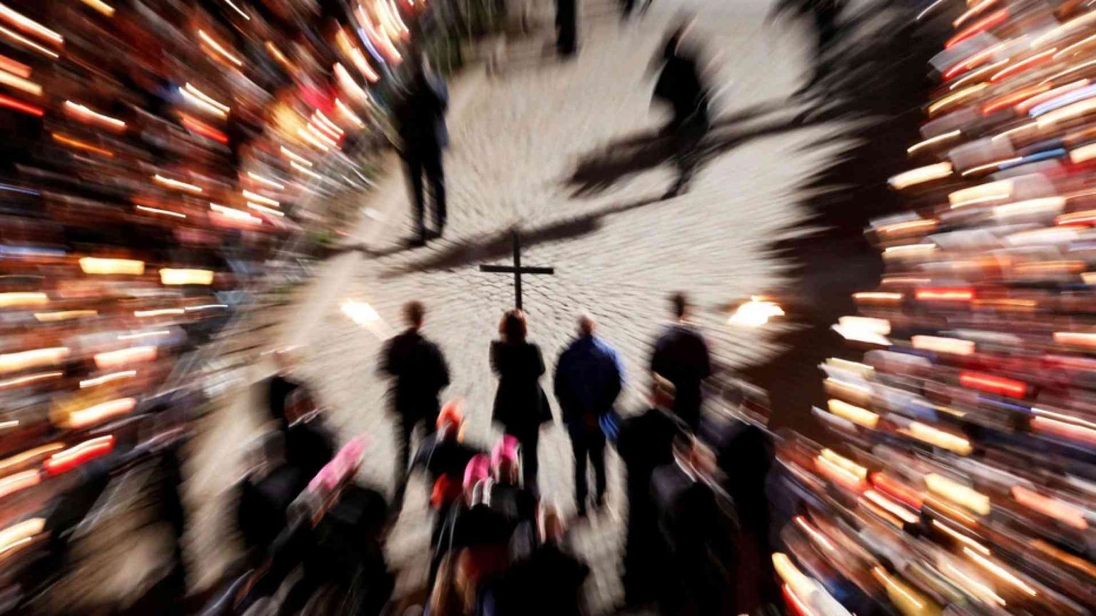 La Via Crucis delle famiglie. Al centro la gioia dell'amore