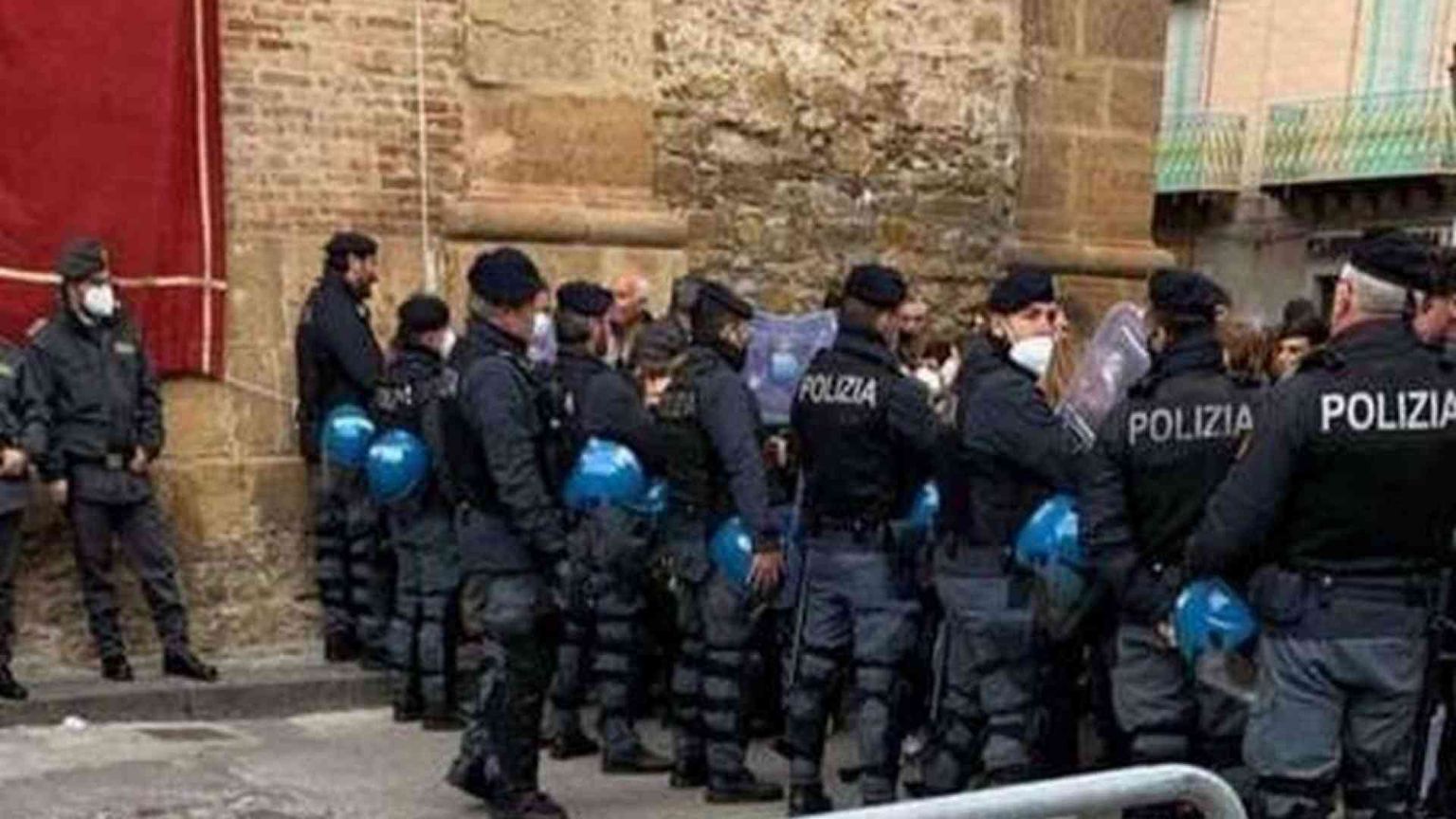 Minacce al vescovo: la processione si fa come diciamo noi o non si fa