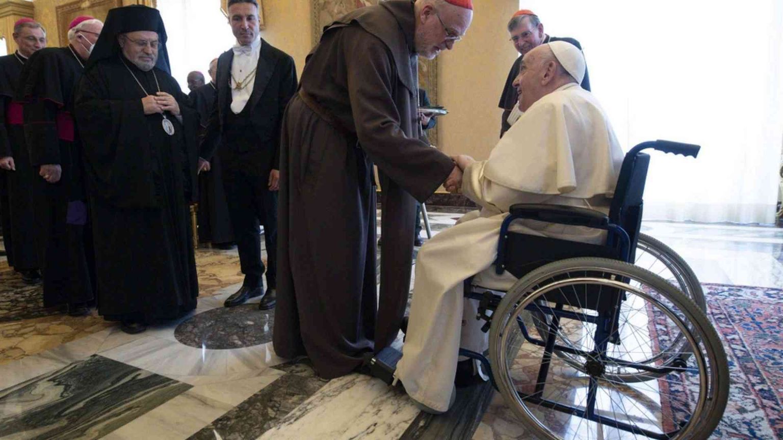 Il Papa sulla sedia a rotelle: così la fragilità si fa annuncio