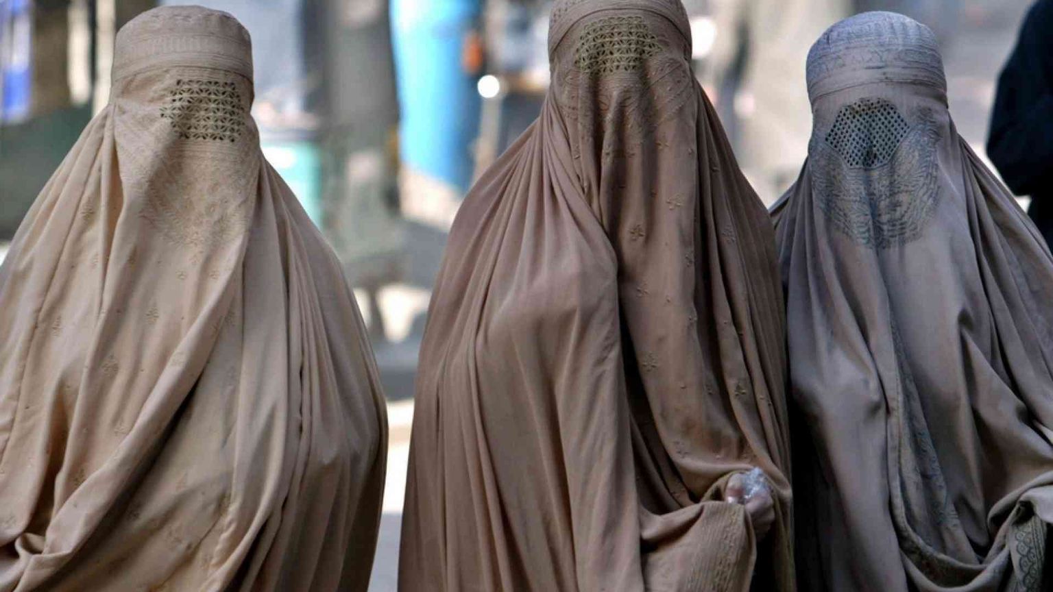 Taleban impongono il burqa in pubblico alle donne