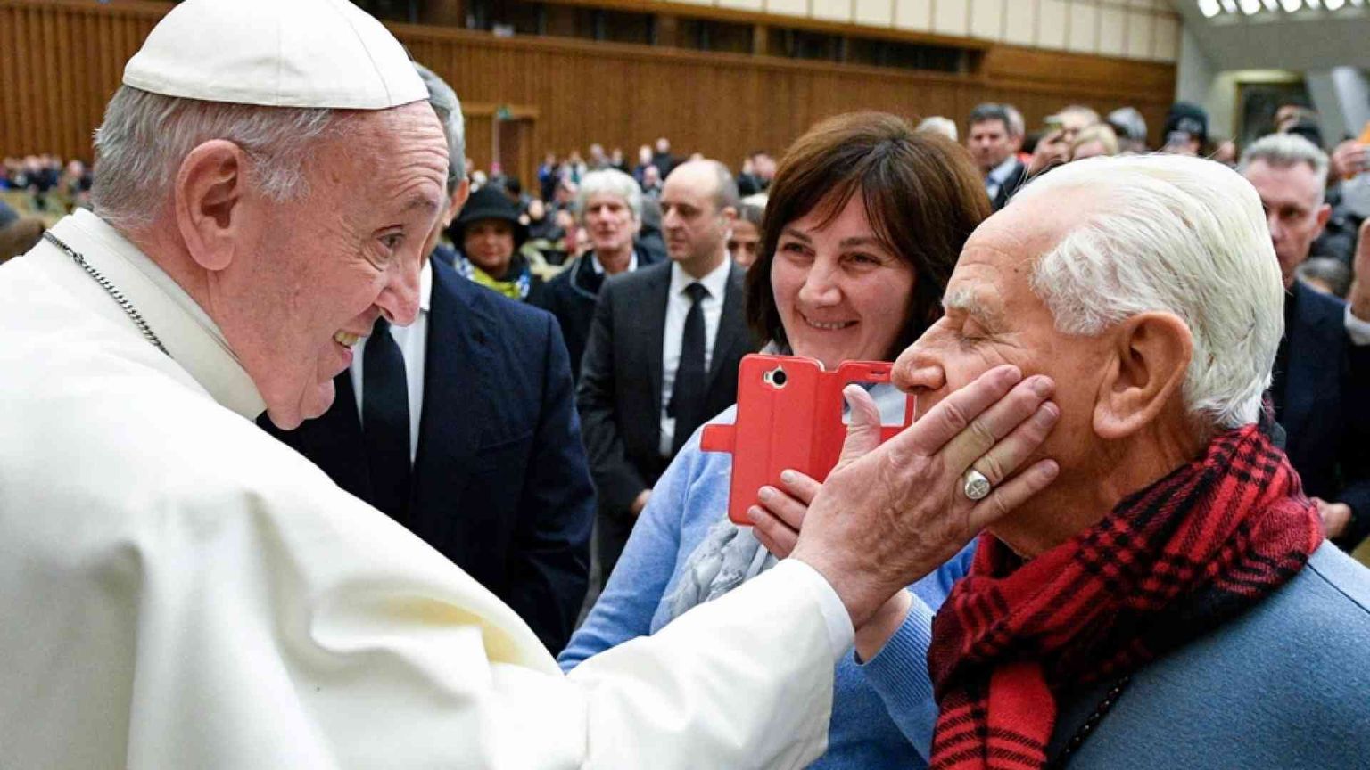 Il Papa: dai nonni la rivoluzione della tenerezza
