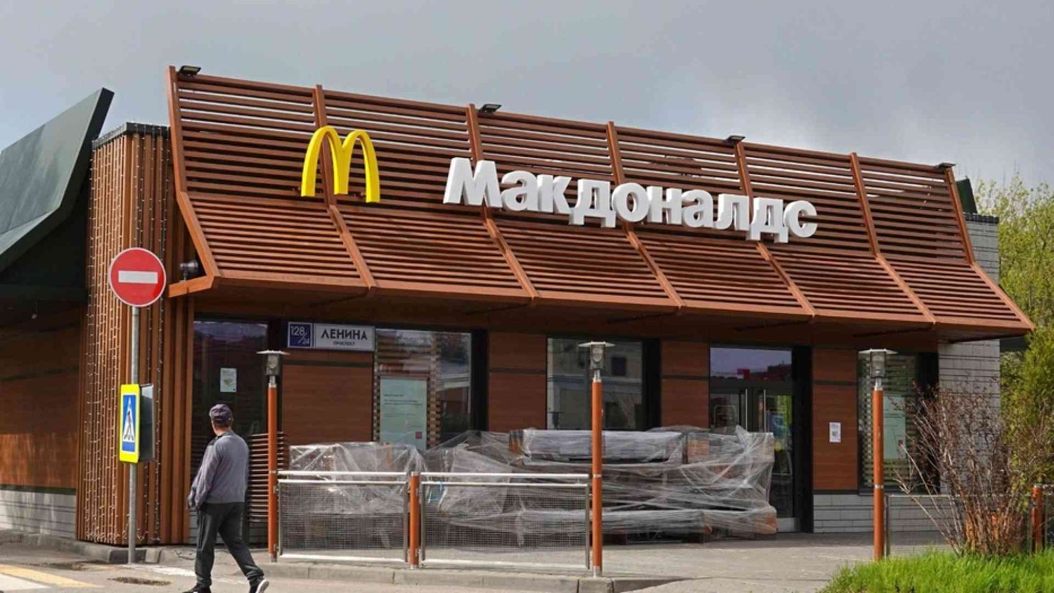 Addio alla Russia, McDonald's diventa Zio Vanja. E lascia anche Renault